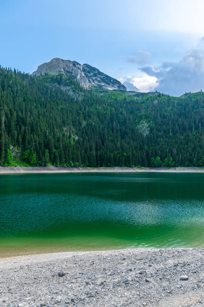 magnífico Lago Negro no Parque Nacional Durmitor, no norte de Montenegro
 - Foto, Imagem