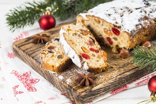 Stollen tradizionale ftuitcake di Natale con frutta secca e noci
 - Foto, immagini
