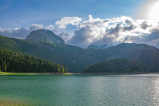 wspaniałe jezioro czarne w Parku Narodowego Durmitor w na północ od Czarnogóry - Zdjęcie, obraz