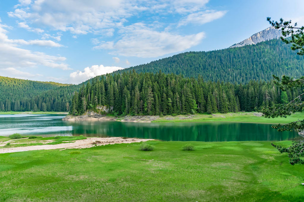 magnífico Lago Negro no Parque Nacional Durmitor, no norte de Montenegro
 - Foto, Imagem