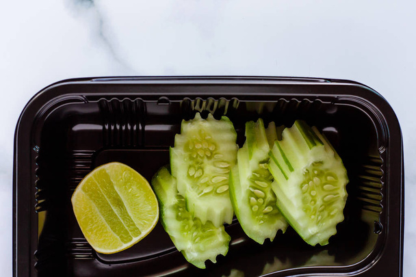 Гарнир из овощей, огурцов и лимона, подается с основной едой для питания и концепции питания
 - Фото, изображение