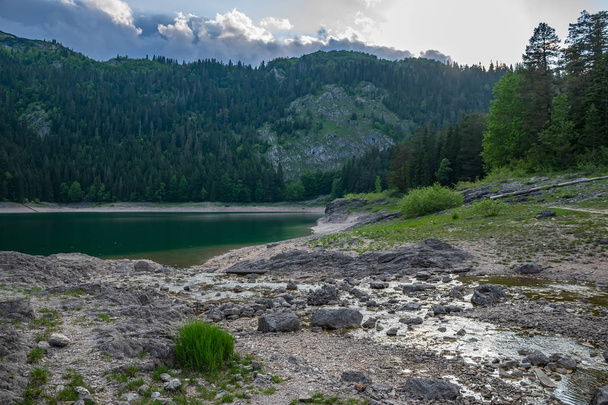 великолепное Черное озеро в Национальном парке Дурмитор на севере Черногории
 - Фото, изображение