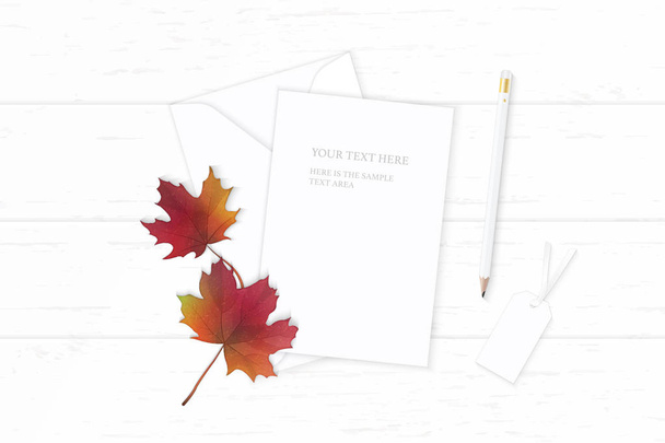 flach legen Draufsicht elegante weiße Zusammensetzung Brief Papier Umschlag Bleistift Tag Herbst Ahornblatt auf hölzernem Hintergrund. - Vektor, Bild