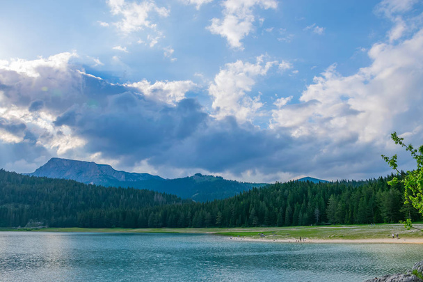 великолепное Черное озеро в Национальном парке Дурмитор на севере Черногории
 - Фото, изображение