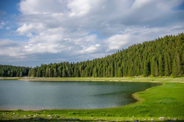 nádherné Černé jezero v národním parku Durmitor v severně od Černé hory - Fotografie, Obrázek