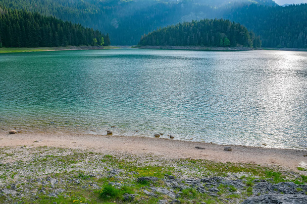 υπέροχη μαύρη λίμνη στο Εθνικό Πάρκο Ντουρμίτορ στα βόρεια του Μαυροβουνίου - Φωτογραφία, εικόνα