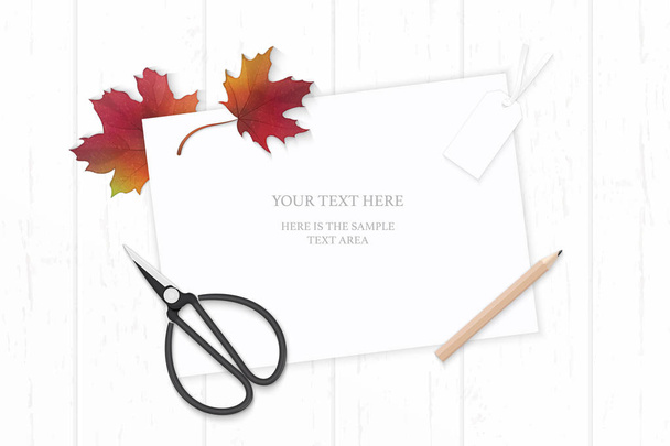 Lapos laikus felülnézet elegáns fehér kompozíció papír címke ceruza őszi maple leaf és a vintage fém olló-fából készült háttér. - Vektor, kép