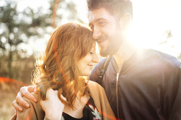 Feliz pareja romántica joven pasar tiempo juntos al aire libre
 - Foto, imagen