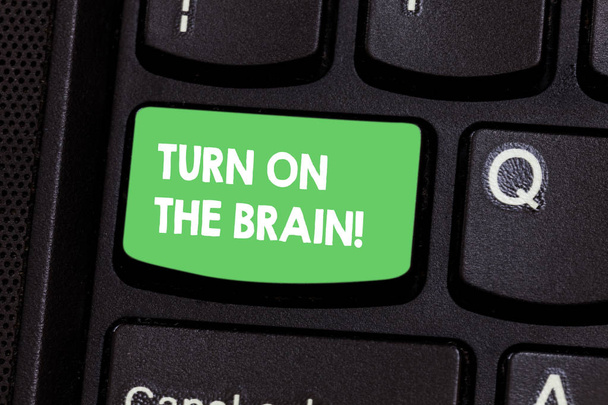 Signo de texto que muestra Turn On The Brain. Foto conceptual Tiempo para pensar generación de ideas activar su mente Teclado clave Intención de crear mensaje de computadora presionando el teclado idea
. - Foto, imagen
