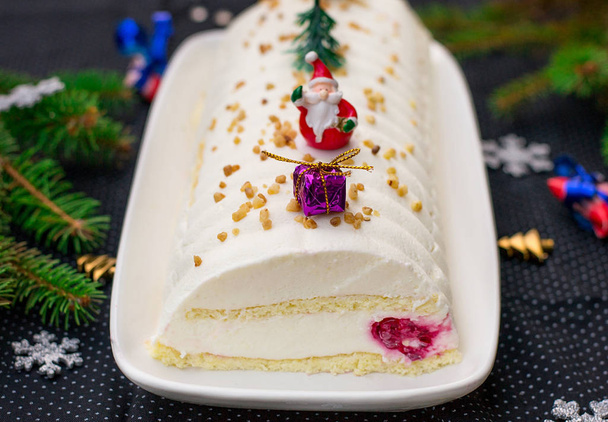 Dolce torta di Natale Yule log con crema di formaggio, mascarpone e lamponi, stile Cheesecake
 - Foto, immagini