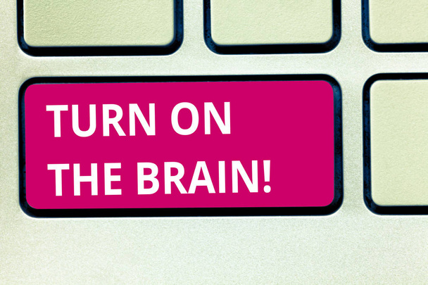Textzeichen, das das Gehirn einschaltet. konzeptionelle Foto Zeit zum Nachdenken Generierung von Ideen aktivieren Sie Ihren Geist Tastatur-Taste Absicht, Computer-Nachricht Drücken der Tastatur Idee erstellen. - Foto, Bild