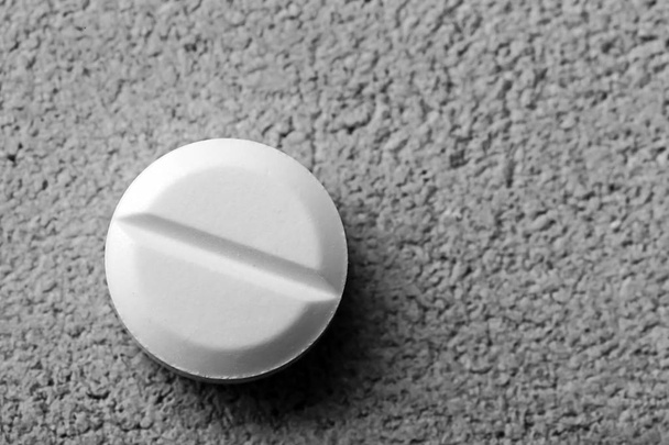 White pill on textured background - Foto, afbeelding