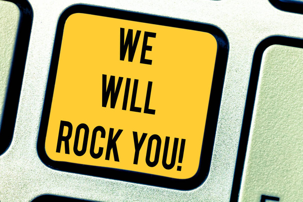 Концептуальный почерк, показывающий We Will Rock You. Лозунг Рокеры Музыкальная мелодия мотивация Клавиатурная клавиша Намерение создать идею компьютерного сообщения
. - Фото, изображение