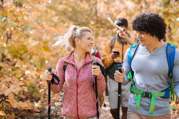 Happy malá skupina turistů prozkoumáš lesy na podzim. V popředí pár vycházkové. - Fotografie, Obrázek