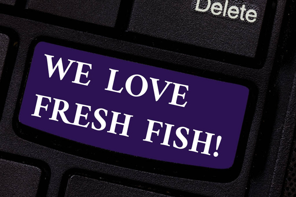 Kirjoitan viestiä, jossa lukee "Rakastamme tuoretta kalaa". Business photo showcasing Äyriäiset ystäville terveellistä ruokaa meren ruoanlaitto kulinaarisia taiteita Näppäimistö avain Aikomus luoda tietokoneen viestin painamalla näppäimistö idea
. - Valokuva, kuva