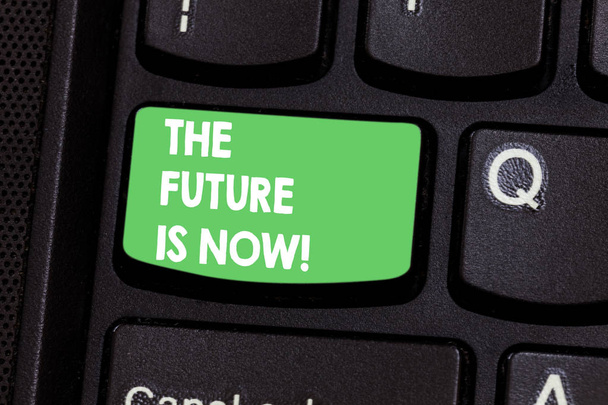 Tekst teken weergegeven: The Future Is Now. Conceptuele foto Act vandaag te verkrijgen wat je wilt van plan morgen toets op het toetsenbord te willen maken van computer bericht op idee van het toetsenbord te drukken. - Foto, afbeelding