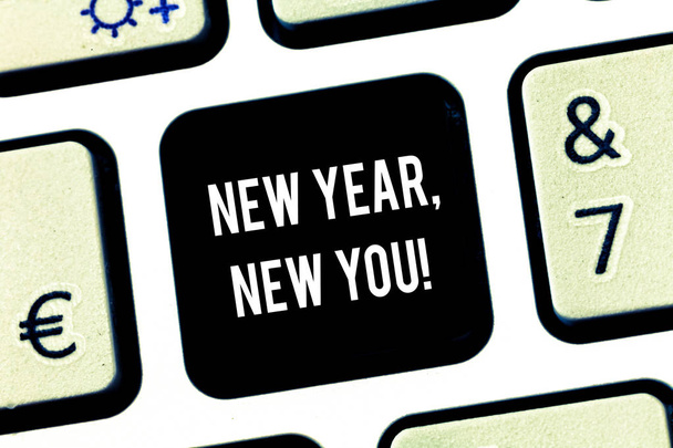 Uwaga piśmie pokazuje Ci nowy w nowy rok. Biznesowe zdjęcie prezentujący 365 dni możliwości, aby zmienić klucz klawiatura oczekiwania zamiar utworzyć wiadomość komputer naciskając klawisz klawiatury, pomysł. - Zdjęcie, obraz