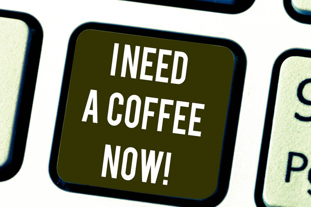 Schreibnotiz, die zeigt, dass ich jetzt einen Kaffee brauche. Business-Foto präsentiert Heißgetränk erforderlich, um wach zu sein motiviert haben Energie-Tastatur wichtigsten Absicht, Computer-Nachricht Drücken der Tastatur Idee erstellen. - Foto, Bild