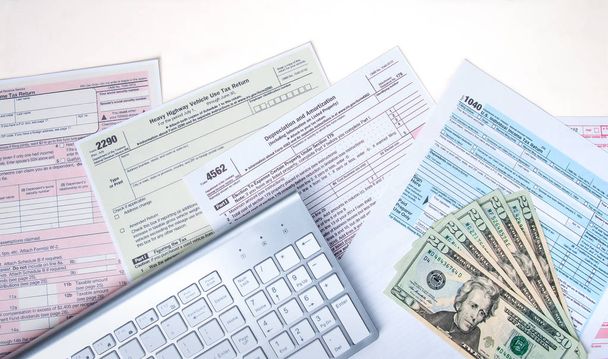 Herramientas para la presentación de impuestos en línea por ordenador
 - Foto, imagen