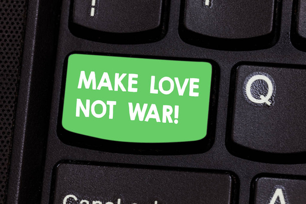 戦争より愛を示すテキスト記号。概念的な写真は互いに戦いますない平和と愛情キーボード キーのキーパッドのアイデアを押すとコンピューターのメッセージを作成する意図があります。. - 写真・画像