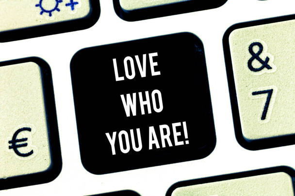 Escribiendo una nota mostrando a Love Who You Are. Muestra de fotos de negocios Expresión de sentimientos roanalíticos y emociones positivas Teclado clave Intención de crear mensaje de computadora presionando el teclado idea
. - Foto, imagen