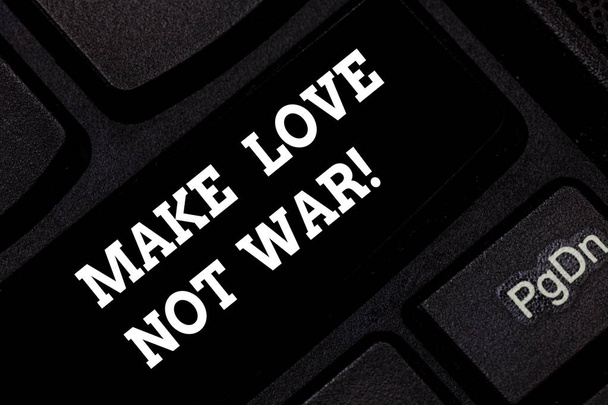 Wortschreibtext macht Liebe nicht zum Krieg. Geschäftskonzept für nicht gegeneinander kämpfen haben Frieden und Zuneigung Tastatur wichtigsten Absicht, Computer-Nachricht drücken Tastatur Idee zu schaffen. - Foto, Bild