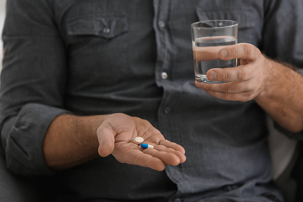 Reifer Mann nimmt Tabletten, Nahaufnahme - Foto, Bild