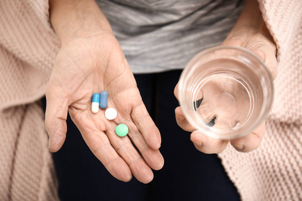 Idős asszony tablettát különböző, Polárszűrő - Fotó, kép