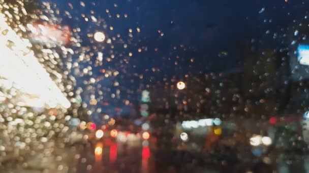 Eső az autó üveg homályos autó mozgó háttér, - Felvétel, videó