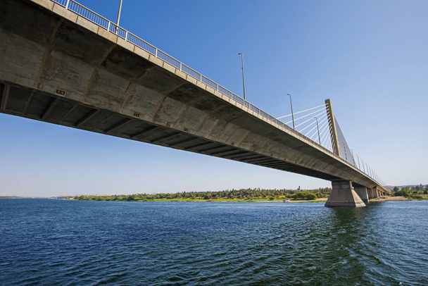 Grande cabo ficou ponte rodoviária abrangendo um grande rio do Nilo em um dia claro no Egito
 - Foto, Imagem