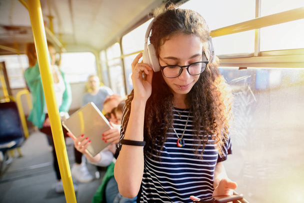 linja-autolla matkustavat nuoret houkuttelevat ihmiset
  - Valokuva, kuva