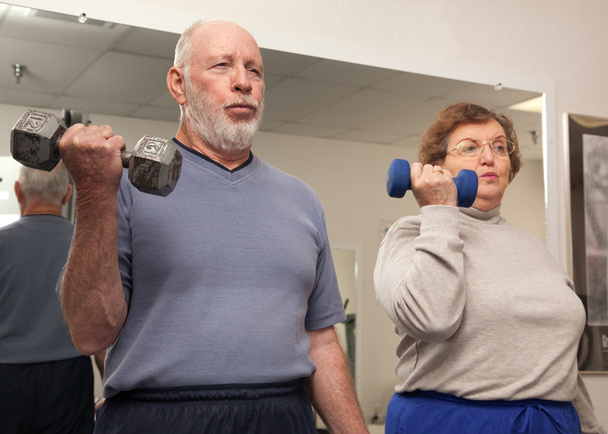 starší pár, cvičit v tělocvičně - Fotografie, Obrázek