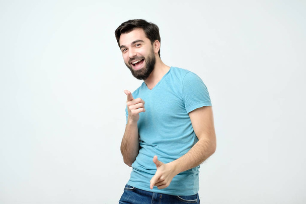 Πορτρέτο του Ισπανικός ευτυχής με γενειάδα που δείχνει σε σας. - Φωτογραφία, εικόνα