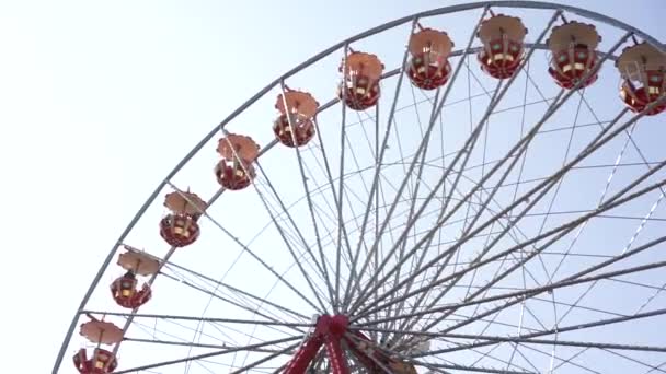 ferry wheel with red cabins and blue sky video - Footage, Video