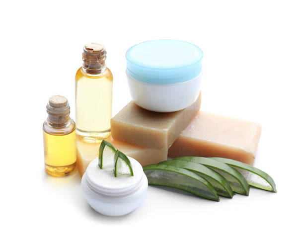 Kozmetikai termékek aloe fehér háttér - Fotó, kép