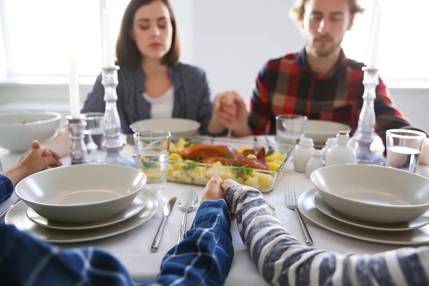 Family praying before meal at home - Foto, Imagem