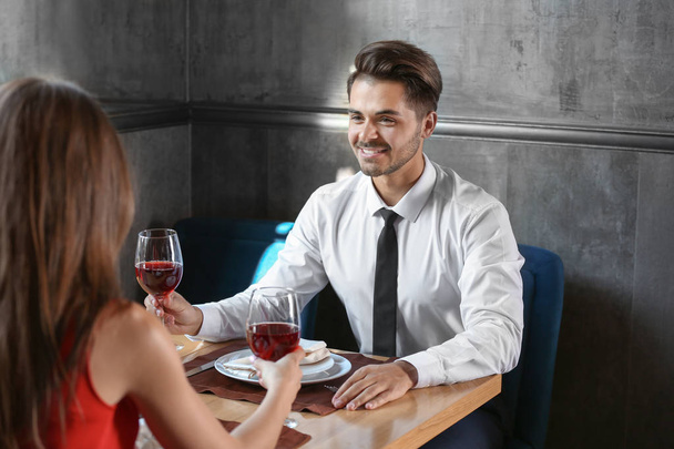 Couple aimant assis à table au restaurant sur la date romantique
 - Photo, image