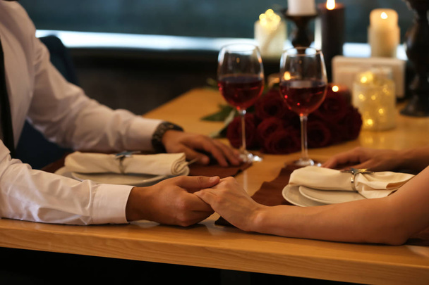 Miłości para siedzi przy stole w restauracji na romantyczną randkę - Zdjęcie, obraz