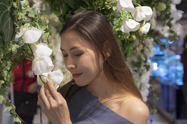 Beautiful woman with white flowers - Zdjęcie, obraz