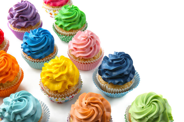 Kleurrijke cupcakes op witte achtergrond - Foto, afbeelding