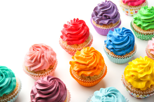 Kleurrijke cupcakes op witte achtergrond - Foto, afbeelding
