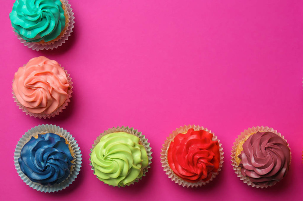 verschiedene Cupcakes auf farbigem Hintergrund - Foto, Bild