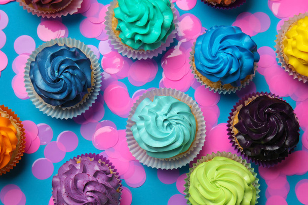 Eri cupcakes värillinen tausta
 - Valokuva, kuva