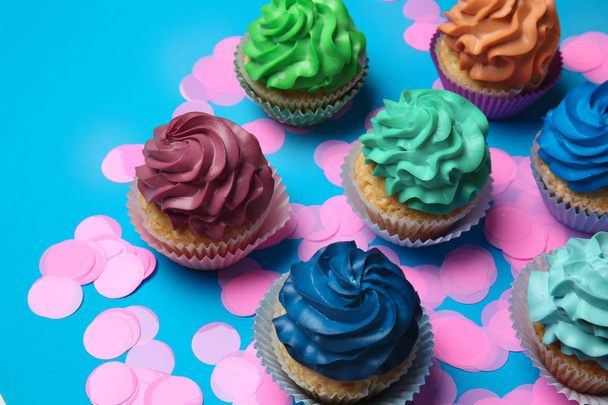 Verschillende cupcakes op kleur achtergrond - Foto, afbeelding