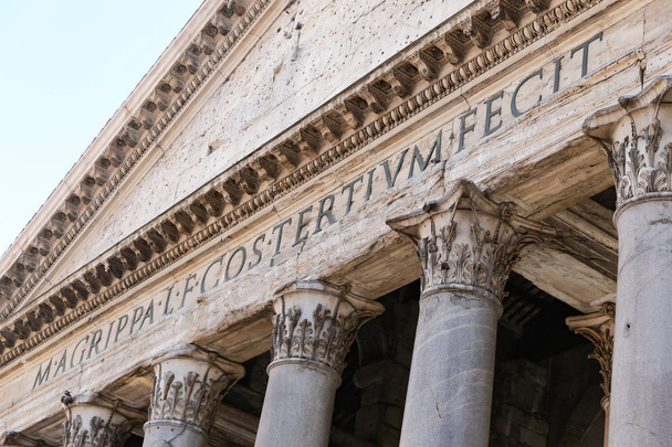Fachada del Panteón en Roma, Italia
 - Foto, imagen