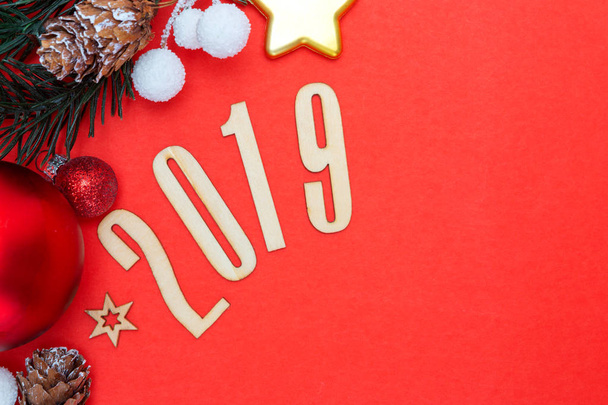 Προβολή μιας σύνθεσης νέου έτους 2019 με διακόσμηση διακοπών Χριστουγέννων - Φωτογραφία, εικόνα