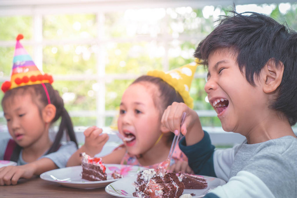 Asian children is happy eating her birthday cake in party - Fotografie, Obrázek