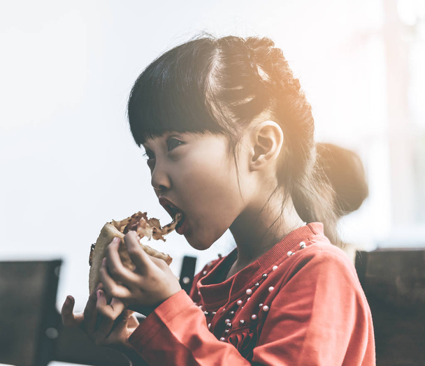 niños felices está comiendo pizza de entrega en el aula
 - Foto, Imagen