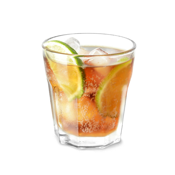 Lasi herkullista cocktailia valkoisella taustalla
 - Valokuva, kuva