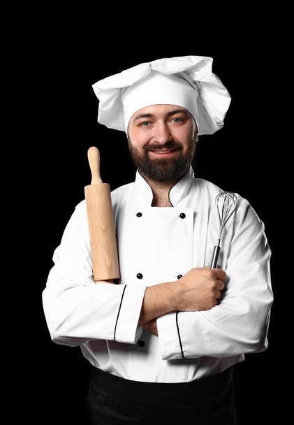 Chef masculino sobre fondo oscuro
 - Foto, Imagen